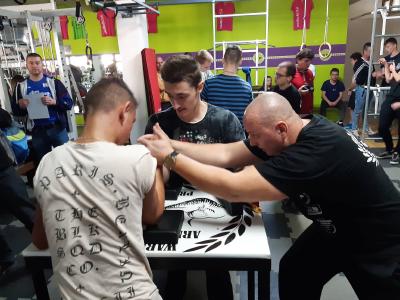 Súboj na klubovej súťaži v armwrestlingu