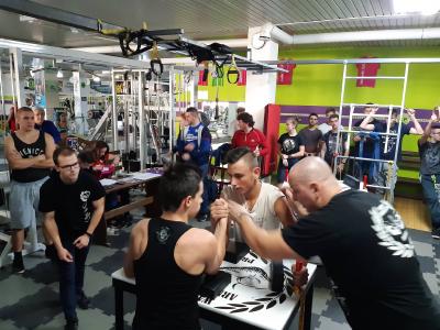 Súboj na armwrestlingovej súťaži